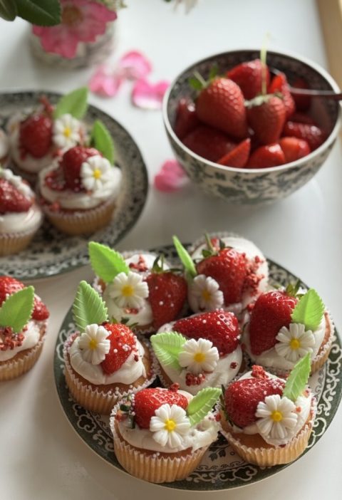 Strawberries & Cream Midsummer Fairy Cakes
