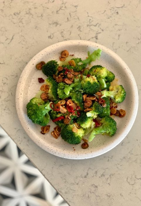 Broccoli la aburi cu chilli, usturoi, capere