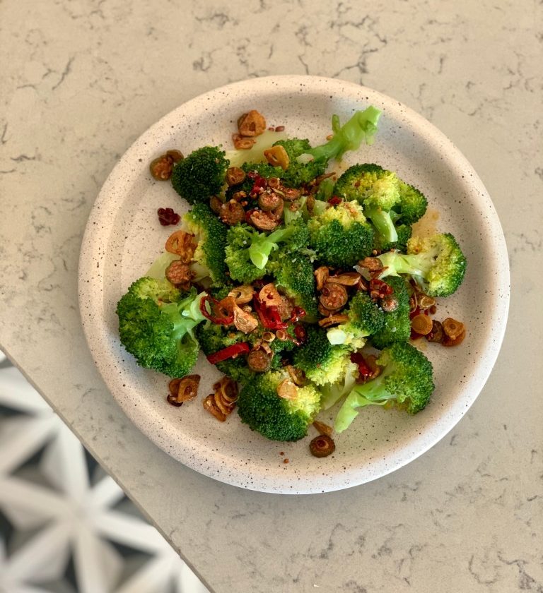 Broccoli la aburi cu chilli, usturoi, capere
