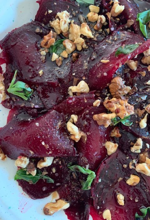 Carpaccio din sfeclÄ coaptÄ cu busuioc, nuci Èi melasÄ de rodie