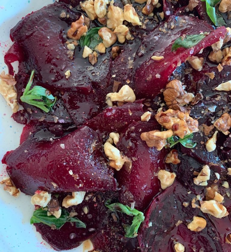 Carpaccio din sfeclÄ coaptÄ cu busuioc, nuci Èi melasÄ de rodie