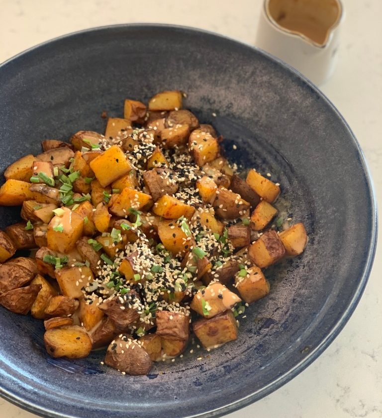 Cartofi copÈi cu harissa, tahini Èi soia