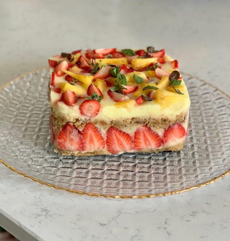 PrÄjiturÄ cu banane, ananas Èi cÄpÈuni