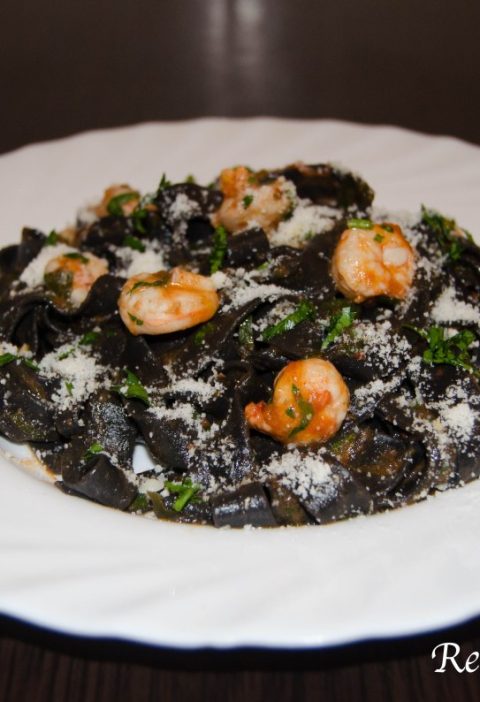 Tagliatelle cu creveti si sos de rosii